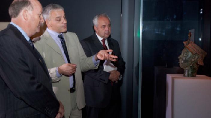 Minister John Day, J.D. Hill and Alec Coles talk about the Ife Head - a priceless object from Extraordinary Stories. Image copyright of WA Museum 