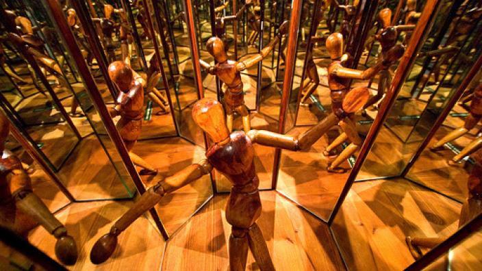 A model of a mirror chamber, as conceived by Leonardo Da Vinci - A model of a mirror chamber, as conceived by Leonardo Da Vinci