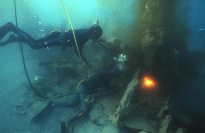 The thermal lance Divers using thermal lances in the recovery process for the Xantho Engine