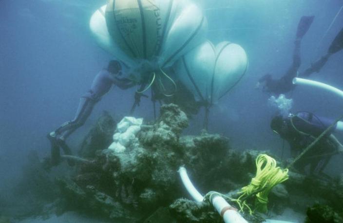 Raising the Xantho engine Divers using inflatible balloons to raise the Xantho engine
