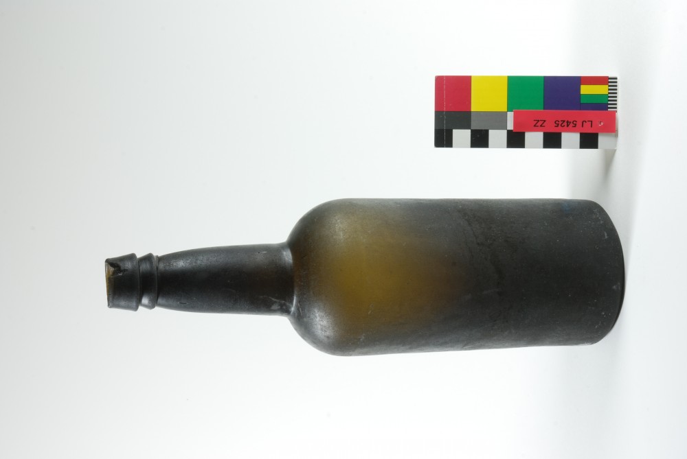 LJ5425ZZ Glass artefact recovered from Long Jetty site, Fremantle