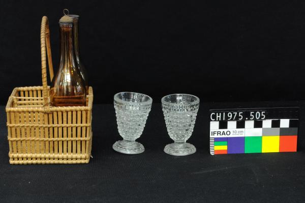 BASKET WITH BOTTLES AND GLASSES