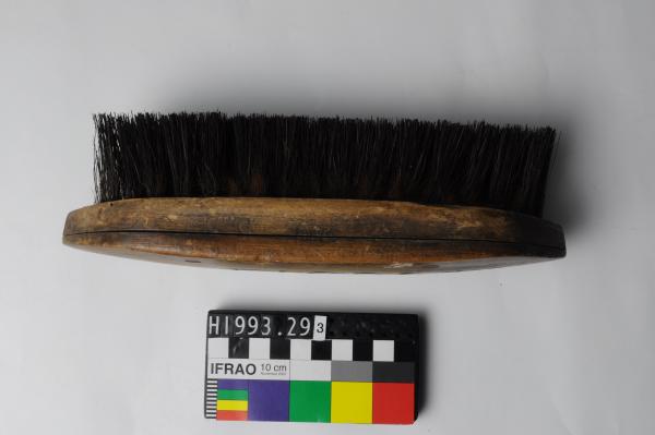 GROOMING BRUSH