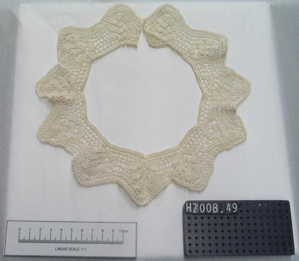 COLLAR, cream, hand-crocheted cotton, with scalloped edge