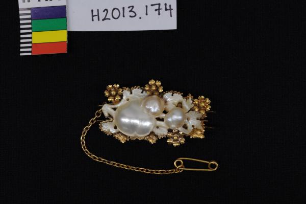 BROOCH, 18c gold with blister pearl, John Wellby(?), c.1880s