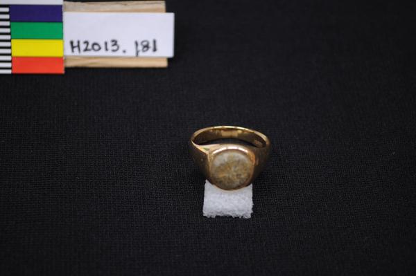 RING, gold with quartz, GR Addis