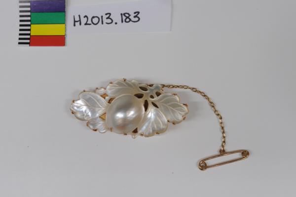 BROOCH, gold with blister pearl and pearl shell leaves, Donovan & Overland