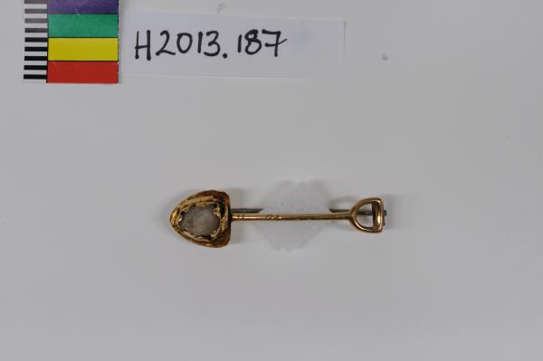 BROOCH, gold & quartz, shovel shape