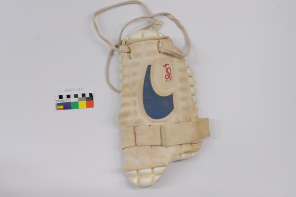 CRICKET THIGH PAD, right thigh, white, with velcro and white strap ‘KOOKABURRA’, Mike Hussey