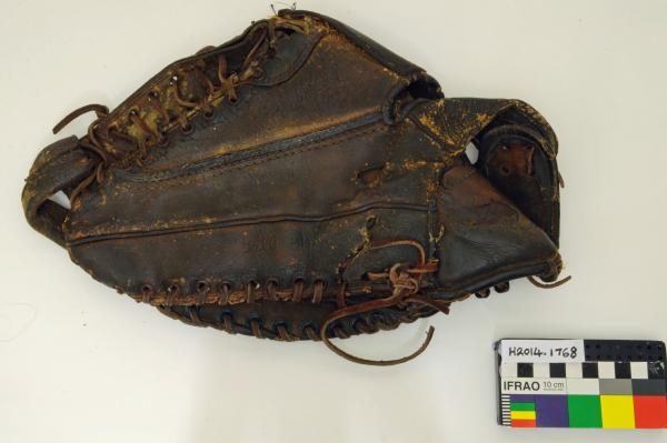 GLOVE, baseball, black/brown leather, Neville Pratt, 1940s