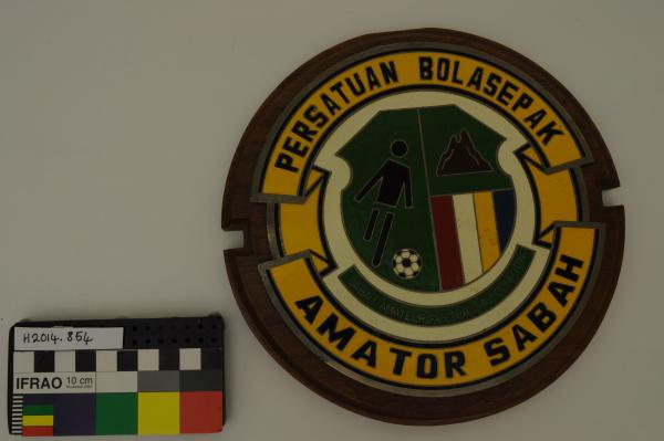 PLAQUE, soccer, enamel on wood, round, 'PERSATUAN BOLASEPAK/ AMATOR SABAH', 'SABAH AMATEUR FOOTBALL ASSOCIATION'