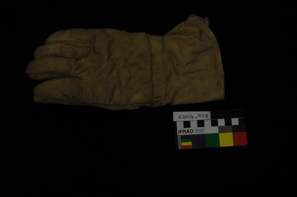 GLOVE, fencing, left, cream leather, "P.I. WILLIAMS W.A", c1950s