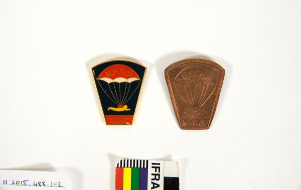 BADGE, Royal Flying Doctor Service, 'I DROPPED FOR THE DOC', parachute and flying person motif