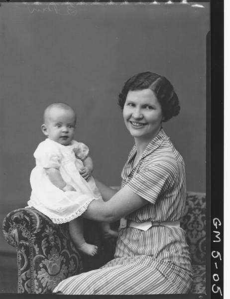 Portrait of woman and baby knop.