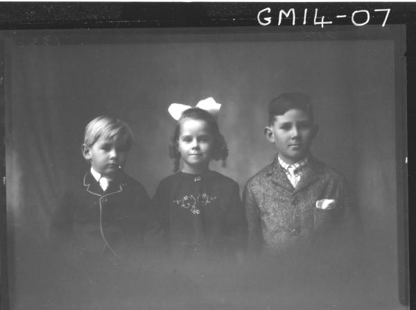 portrait of one girl and two boys H/S, 'Erbe'