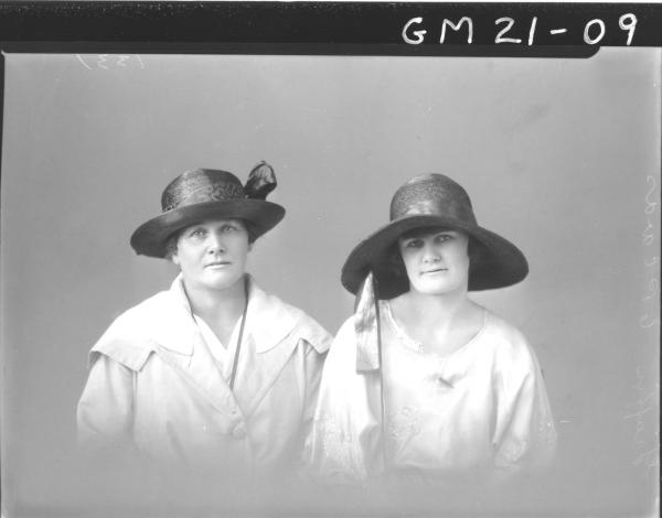 portrait of two women H/S, Graffen