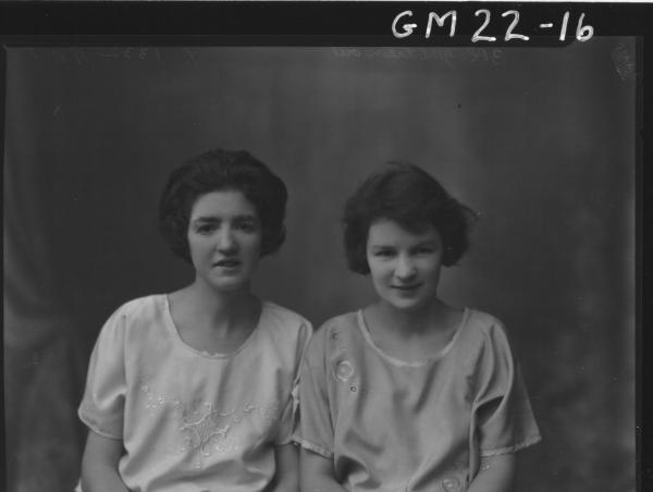 portrait of two young women H/S, Hart