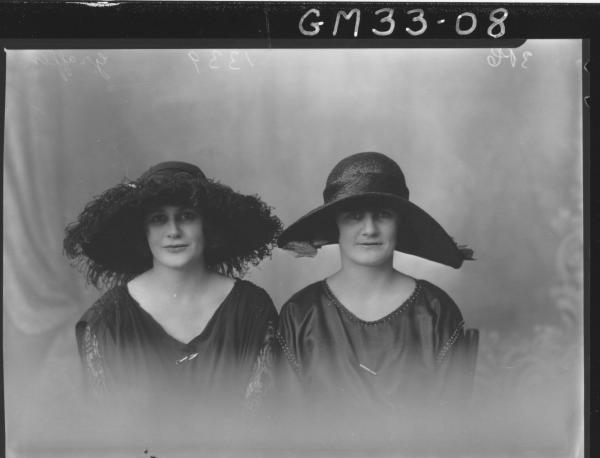 portrait of two young woman, H/S Graffen