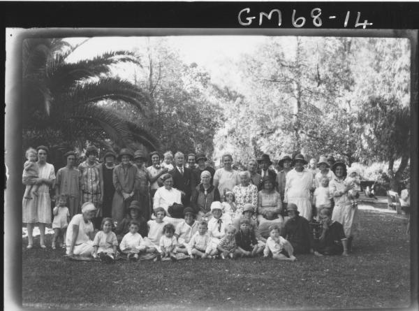 LARGE PICNIC GROUP IN PARK, KALGOORLIE SALVATIONISTS