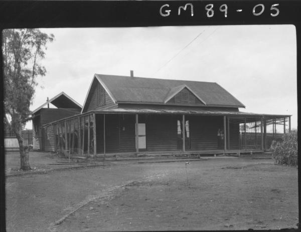 HOUSE, BROWN