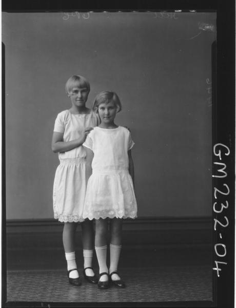 Portrait of two girls 'Hill'