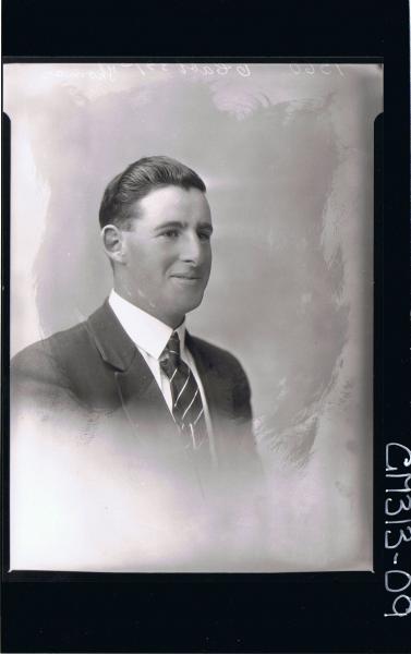 H/S Portrait of man wearing shirt, tie, jacket (side view) 'Thomas'