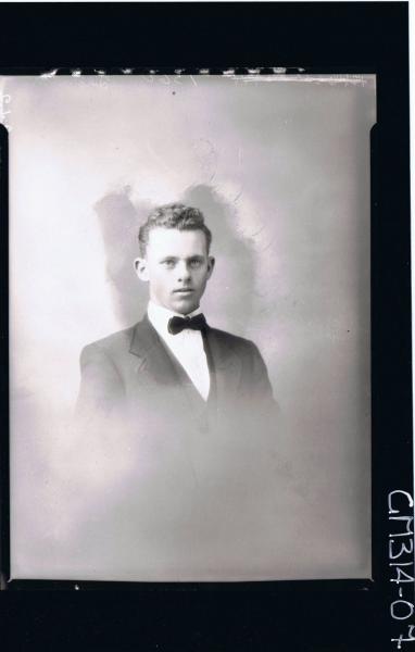 H/S Portrait of young man wearing three piece suit, bow tie 'Thornton'