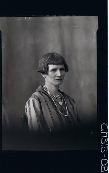 H/S Portrait of woman wearing beads around neck 'Meyer'