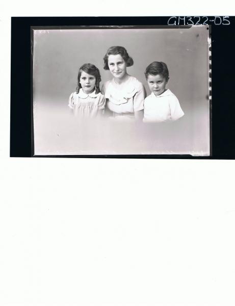 H/S Portrait of woman and a girl wearing day dresses, boy in shirt; 'Mackay'