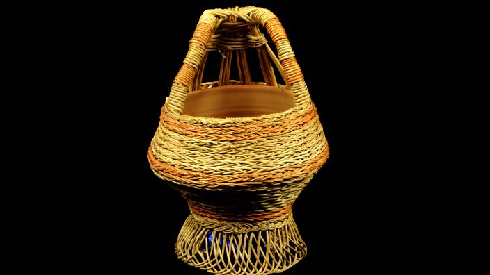 Frontal view of the Kashmiri Kangri basket.