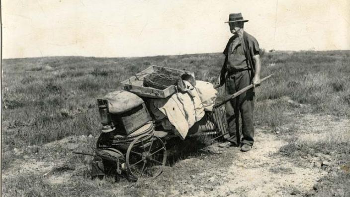 Man with loaded barrow on Hunt's track