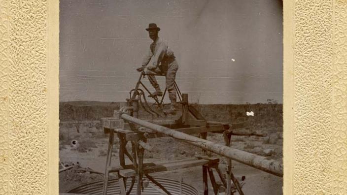 Image of a man pumping water on the goldfields, c.1900