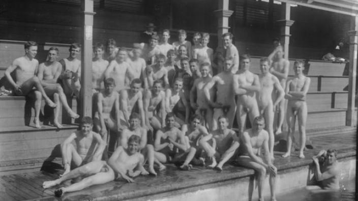 Group of men posing at Kalgoorlie’s first Municipal Baths, 1917