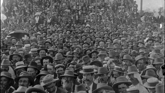 Alluvial diggers fill the grandstand to capacity, 1898-1899.