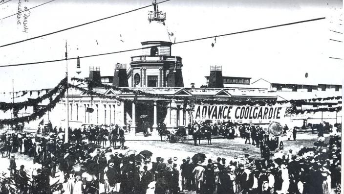 Crowds in front of the Coolgardie Exhibition Building, 1899. 