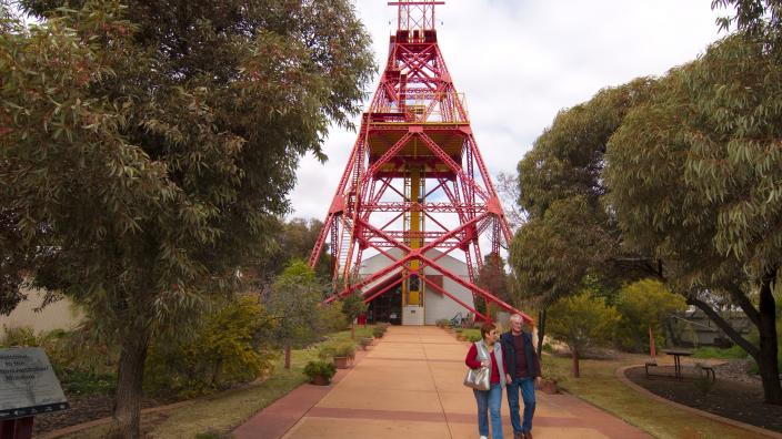 A couple walking out the front of the Kalgoorlie-Boulder museum