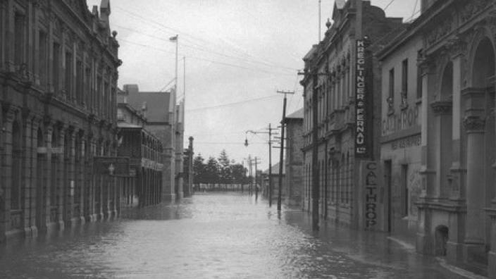 A 1922 Flood on Cliff St in 1922. Courtesy of State Library of WA.