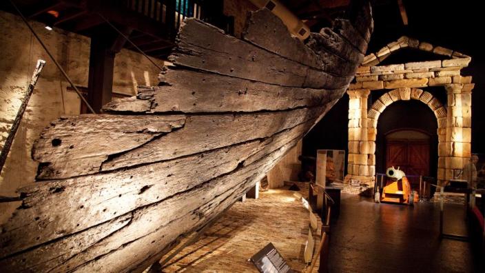 Batavia timbers and portico from the Western Australia Museum – Shipwreck Galleries