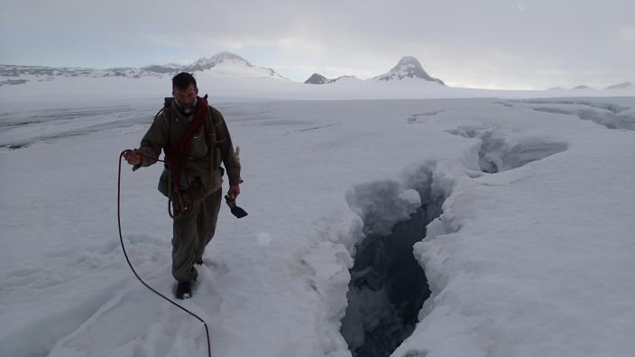 Trecking through the Antarctic wilderness