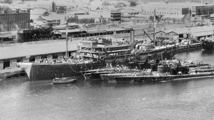 The U.S. Navy submarine tender USS Holland (AS-3) with five submarines