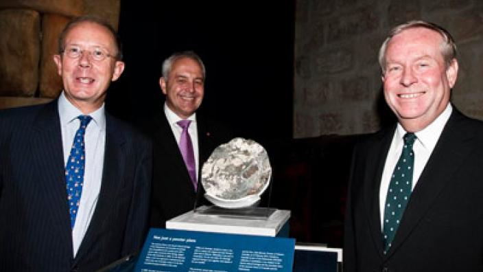 Willem Andreae, Alec Coles and Colin Barnett standing next to a significant Dutch shipwreck artefact