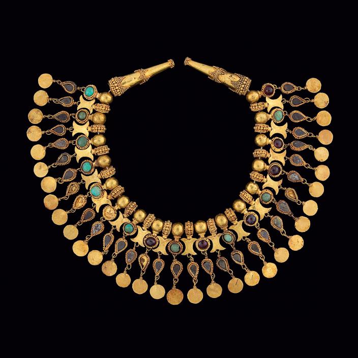 Ornament for the neck of a robe