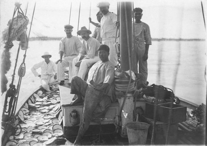 Black and white image of the crew of a pearl lugger 