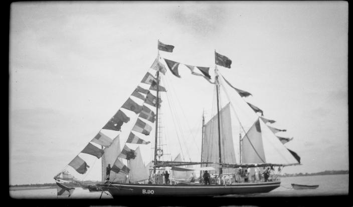 Muriel in Streeter & Male colours for a lugger race, 1927.