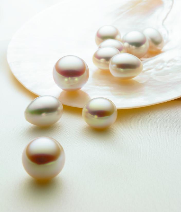 An image of different coloured pearls. 