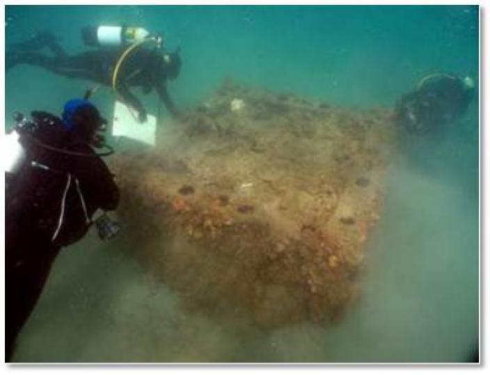 Image of divers underwater