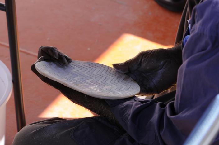 Person holding riji shell