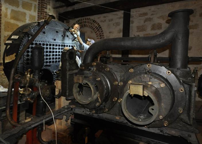 Volunteer Marine engineers join museum staff in helping develop the engine exhi