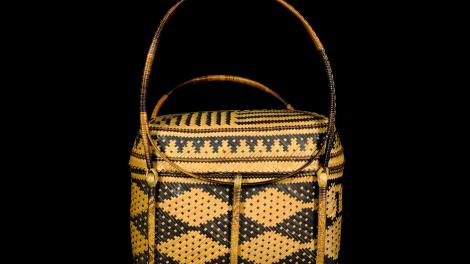 An exceptionally well made basket that resembles a ladies purse