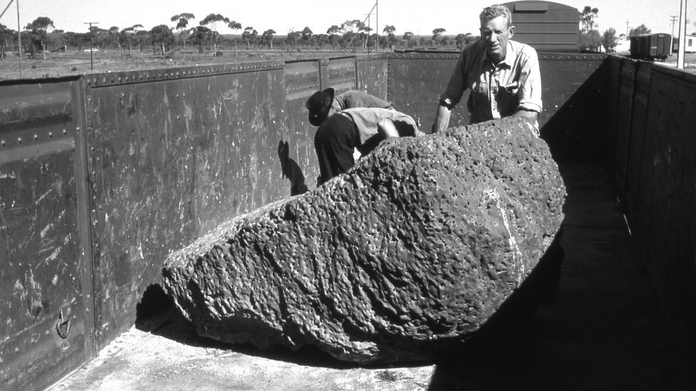 Main mass (12.4 t) of the Mundrabilla meteorite on route to the Western Australian Museum